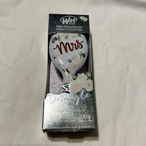 New in box mini detangler wet brush- “Mrs”